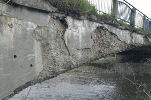 Structural strengthening of a span over a mountains stream