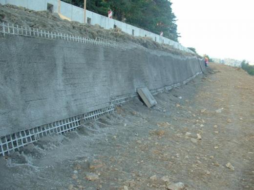 Securing of a slope before completing revetment