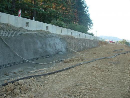 Securing of a slope before completing revetment