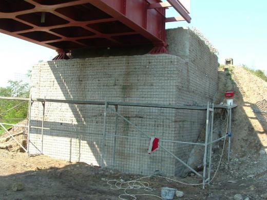 Railway overpass &#8211; re-profiling and strengthening of pillars, abutments and wings