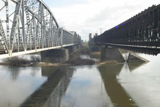 Masywna podpora mostu przez rzek Wis