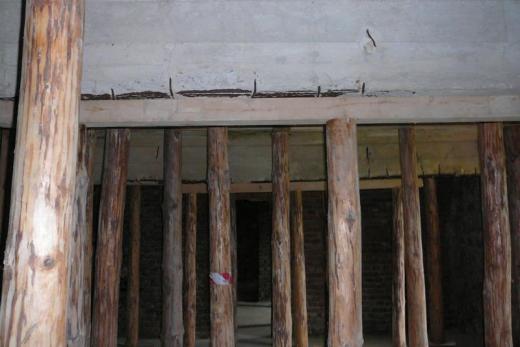 Sanierung der Kellerdecken in einer Baracke im KZ-Lager aus dem Zweiten Weltkrieg