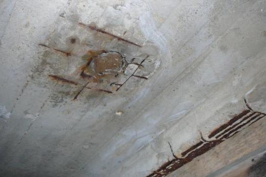 Sanierung der Kellerdecken in einer Baracke im KZ-Lager aus dem Zweiten Weltkrieg