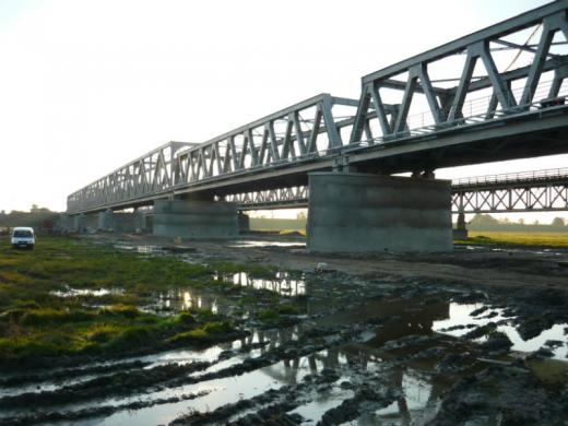 Masywna podpora mostu przez rzek Wis